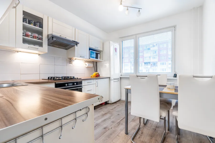 3 IZBOVÝ BYT S LODŽIOU NA SÍDLISKU ŤAHANOVCE