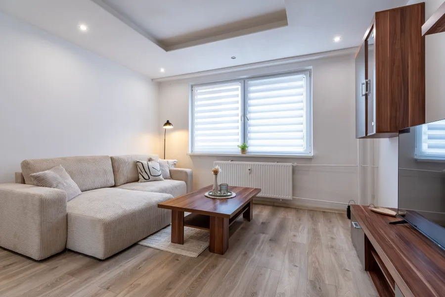 NA PRENÁJOM ZARIADENÝ A ZREKONŠTRUOVANÝ 2 IZBOVÝ BYT S LODŽIOU